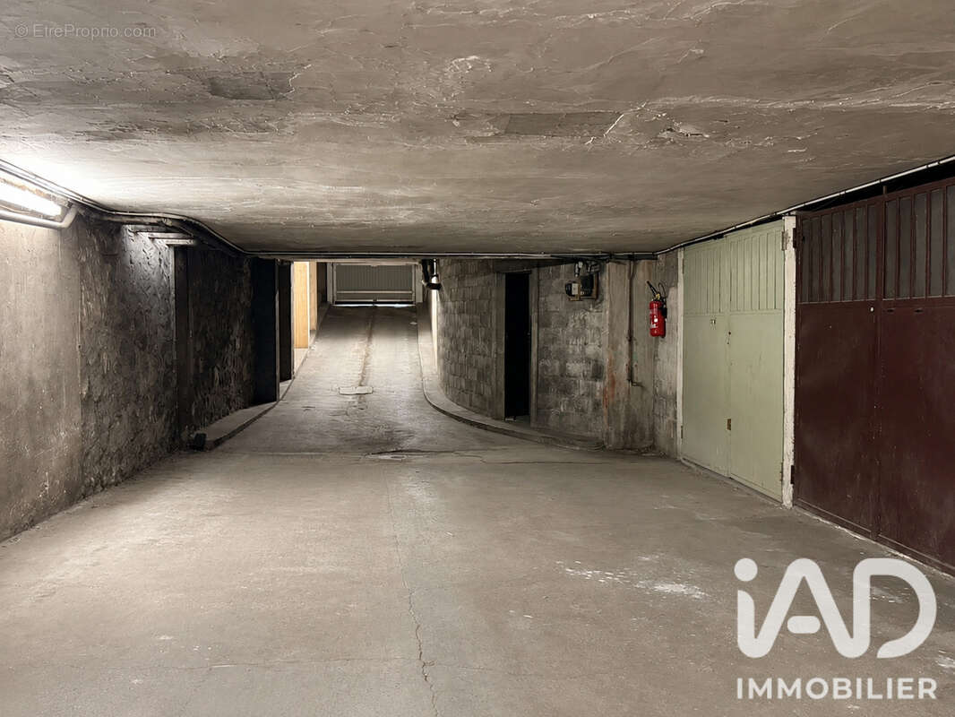 Parking 15 m² à Paris-11e  - photo 3
