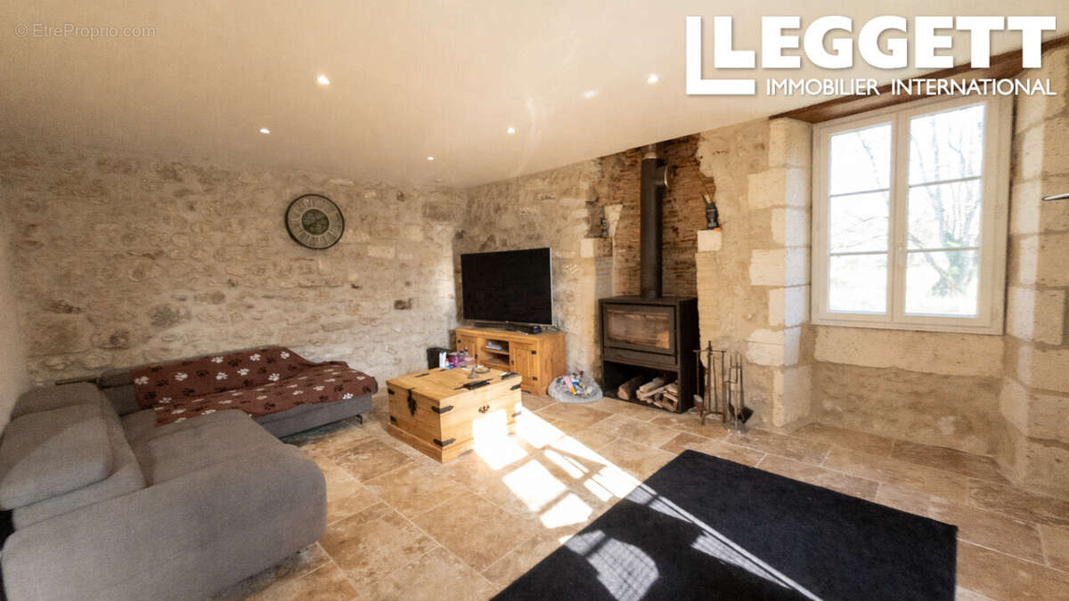 Maison à MONTMOREAU-SAINT-CYBARD