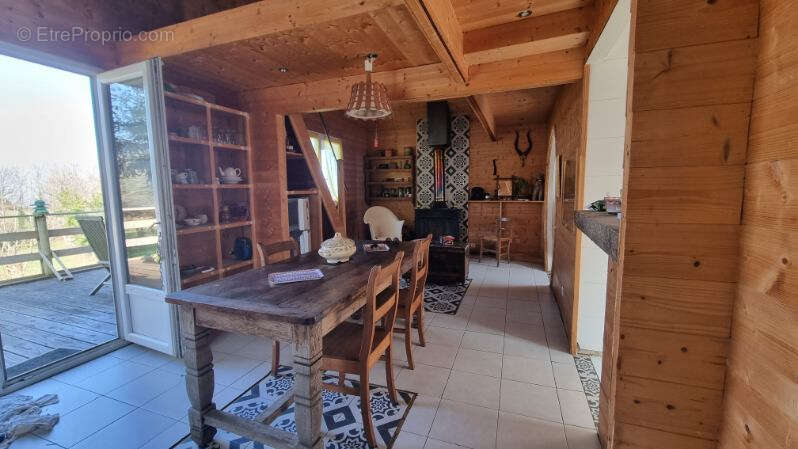 Maison à CHATEL-MONTAGNE