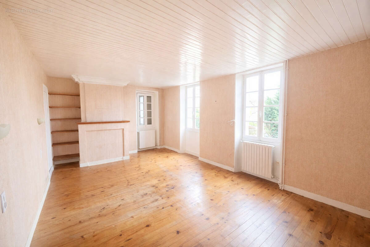 Maison à SAINT-MEME-LES-CARRIERES
