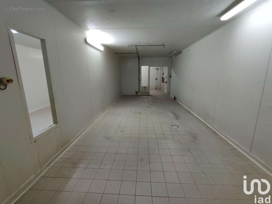 Photo 2 - Commerce à PRUNAY-LE-GILLON