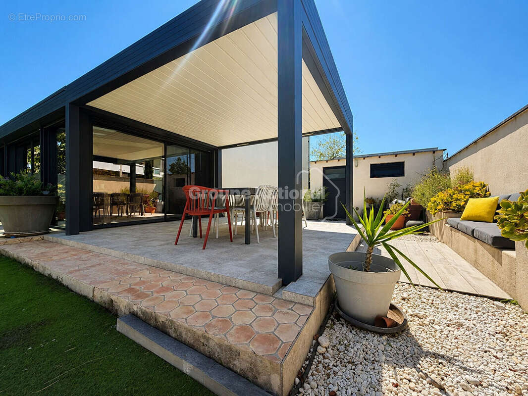 Maison T5 avec jardin, dépendance, garage et places de parking ! - photo 7