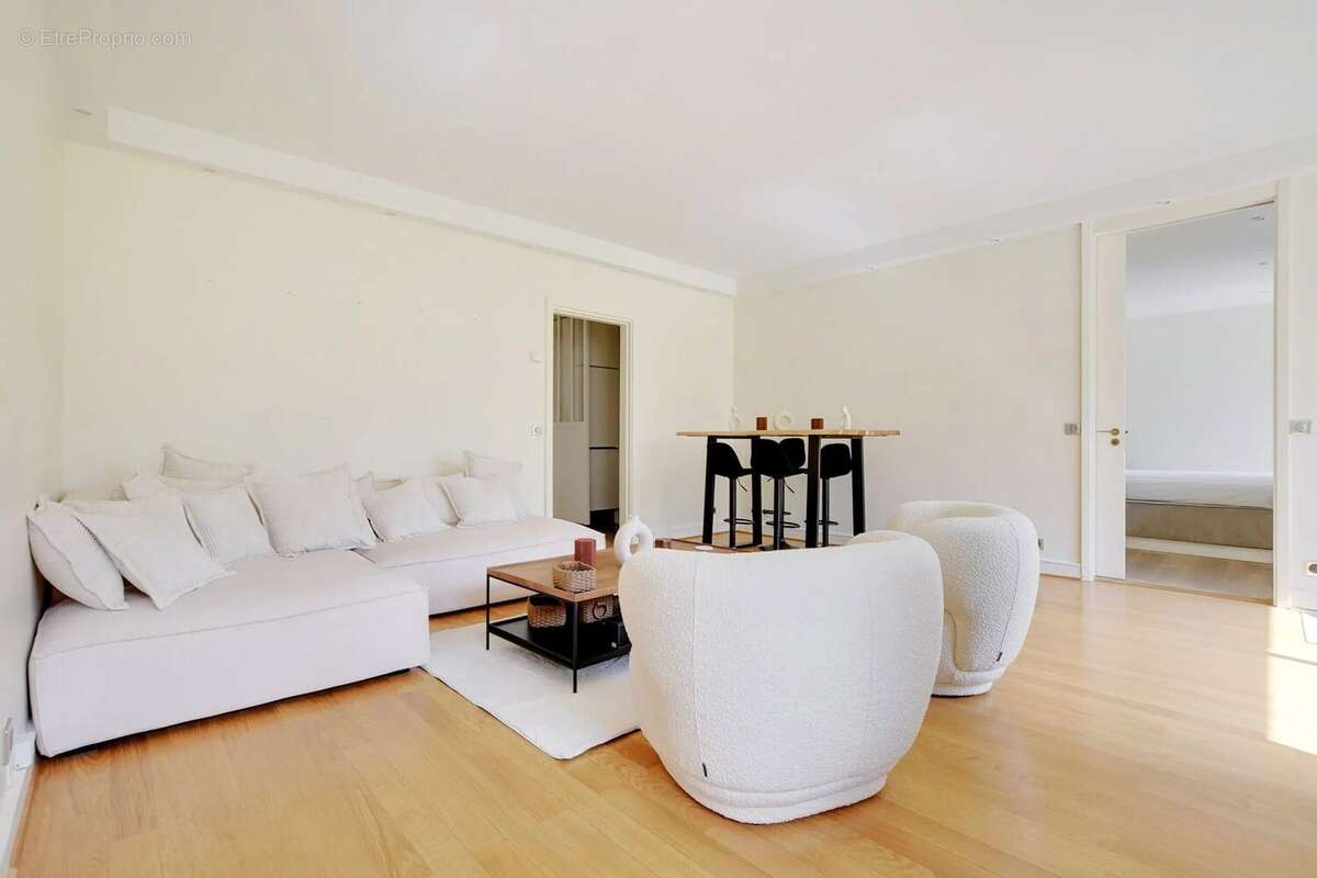 Appartement à PARIS-16E