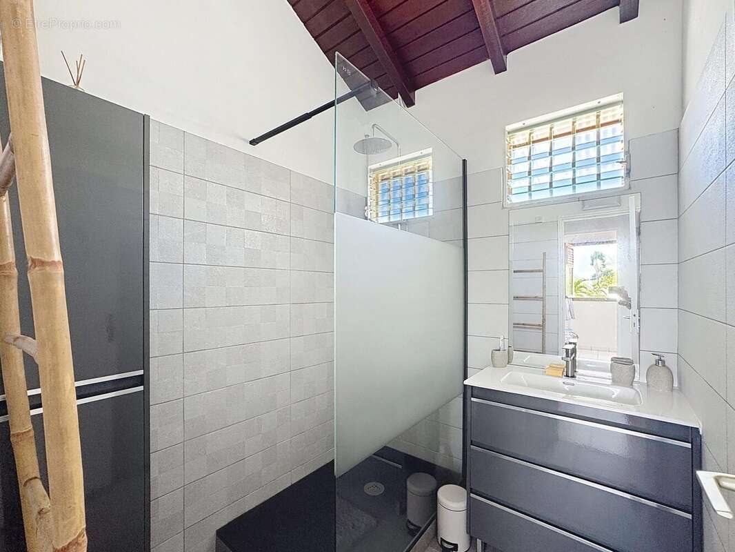 Maison 74 m² à Saint-Francois  - photo 8