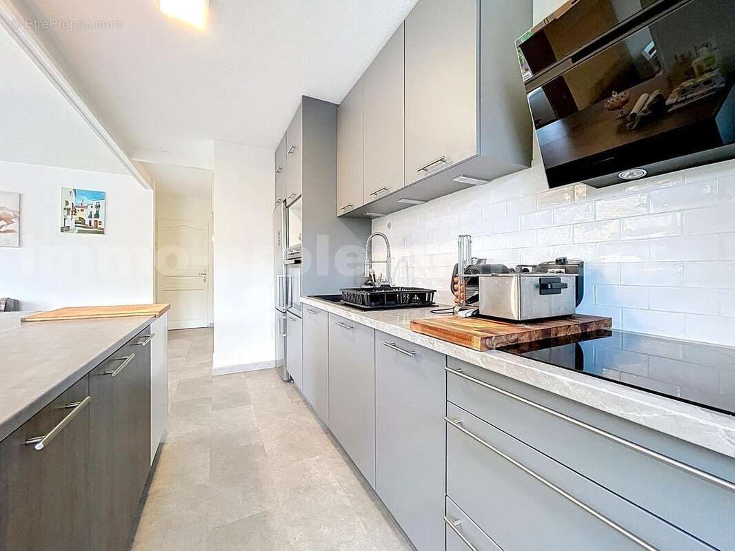 Appartement_T4_Gaillard_belle_superficie_prix_frontière_Suisse_direction_GENEVE_autoroutes_investissement_locatif_vente_vue_séjour_salon_salle_a_manger_cuisine_américaine_ - Appartement à GAILLARD