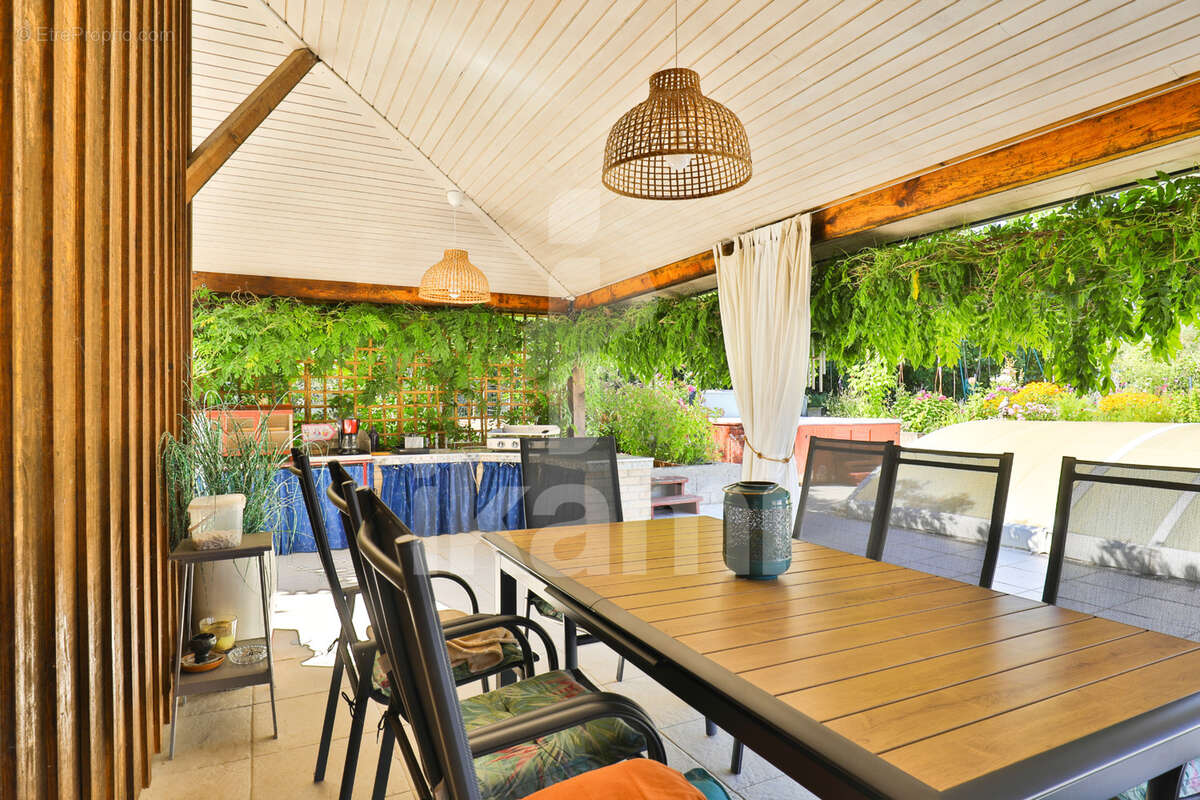 Superbe propriété avec piscine, dépendances et jardin paysager à deux pas des commodités - photo 7