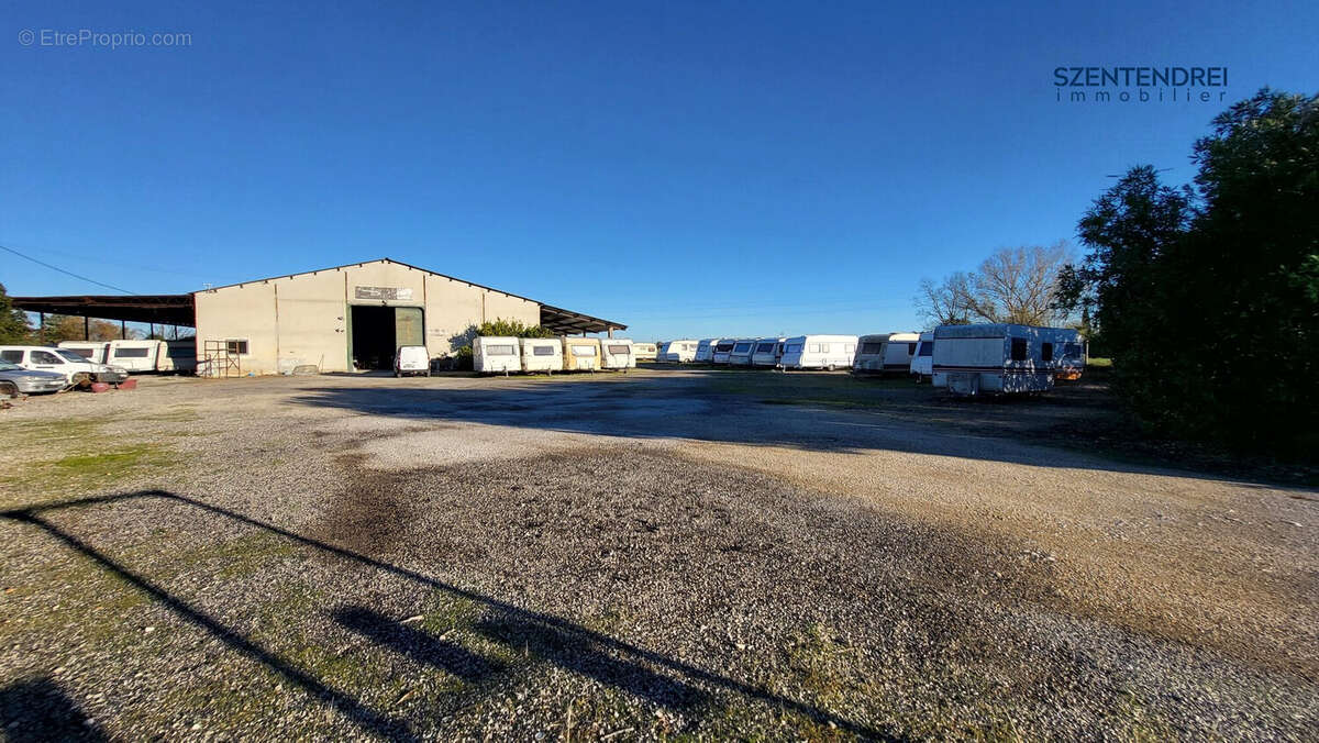 Commerce à SAINT-LAURENT-D'AIGOUZE