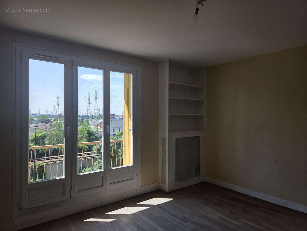 À Vendre : Grand Appartement Traversant de 4 Pièces - photo 2