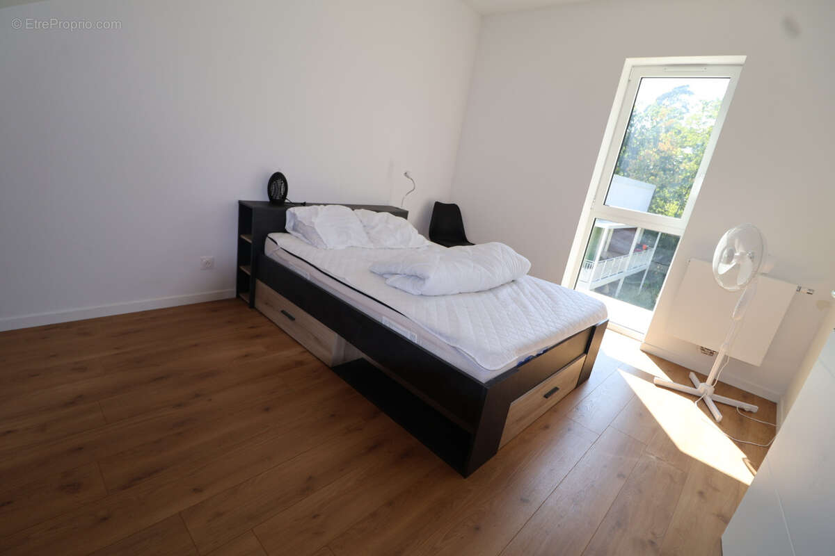 Bâtie sur 550 m2 dans un secteur calme, jolie villa récente de 4ch et 2 sdb - photo 8