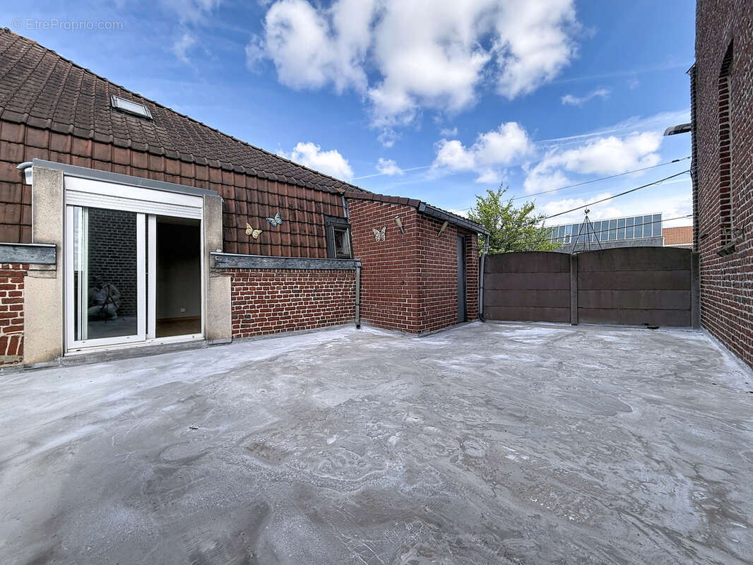 Maison proche des commerces avec terrasse de 42 m2 et un grand garage. - photo 3