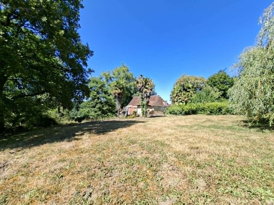 Corps de ferme des années 70 avec dépendances et 5 Hectares de terres et bois d'un seul tenant. - photo 4