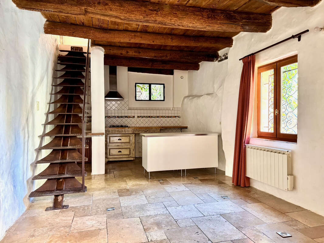 Maison à SAINT-LAURENT-DES-ARBRES