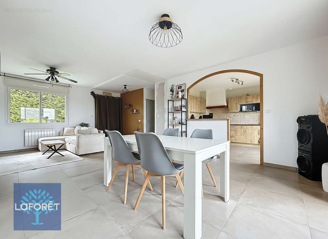 Maison à LA SELLE-EN-LUITRE