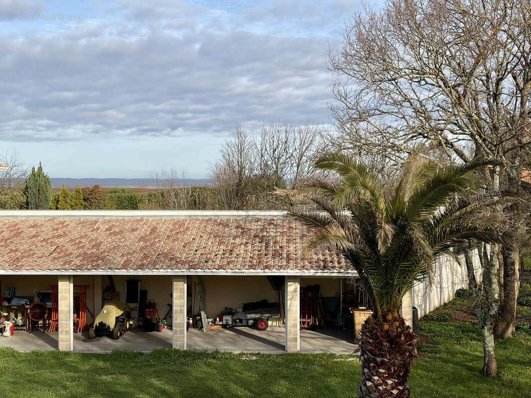 Villa récente avec terrain arboré - photo 12
