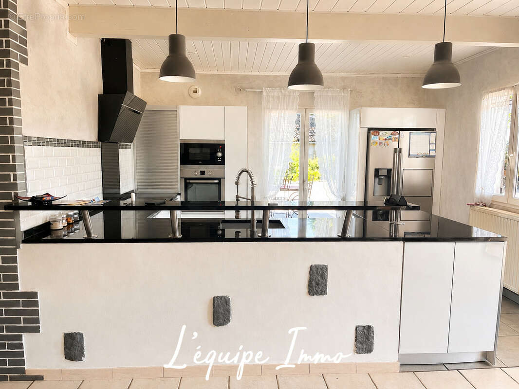 À seulement 12 minutes de L'Isle-Jourdain   Élégante maison T5 avec vaste jardin paysager et double garage - photo 8