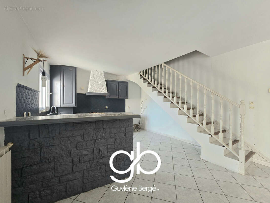Maison 76 m2 avec grand garage, terrasse plein sud et fort potentiel   Centre de Lunel - photo 3