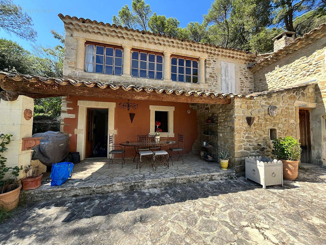 Mas avec piscine, 1 hectare de terrain et vue sur le village et proche commodités - photo 4