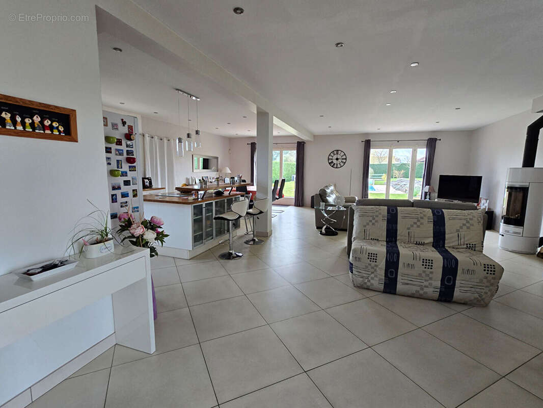 Maison à JOUY-LE-CHATEL