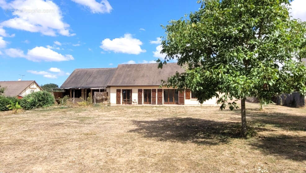 Ensemble immobilier composé de 2 logements (135 et 57 m² )  6 ch. terrain de 4480m² clos - photo 3