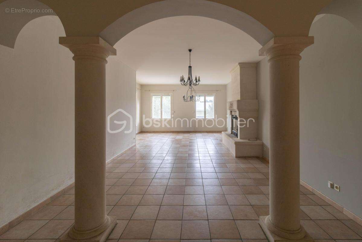 Belle villa de plain-pied avec annexes et piscine - photo 7