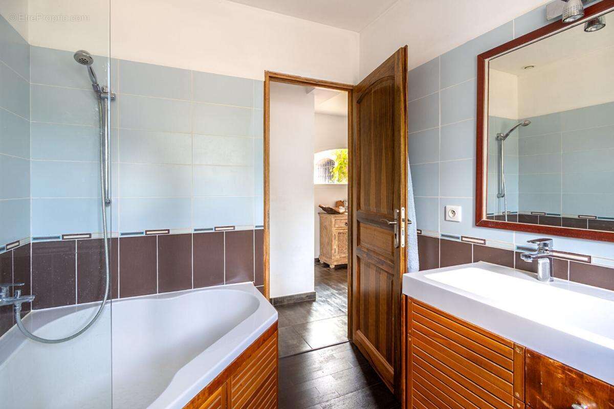 Collobrières  Maison de 146 m²  4 chambres  Terrain de 2 890 m²  Piscine - photo 11