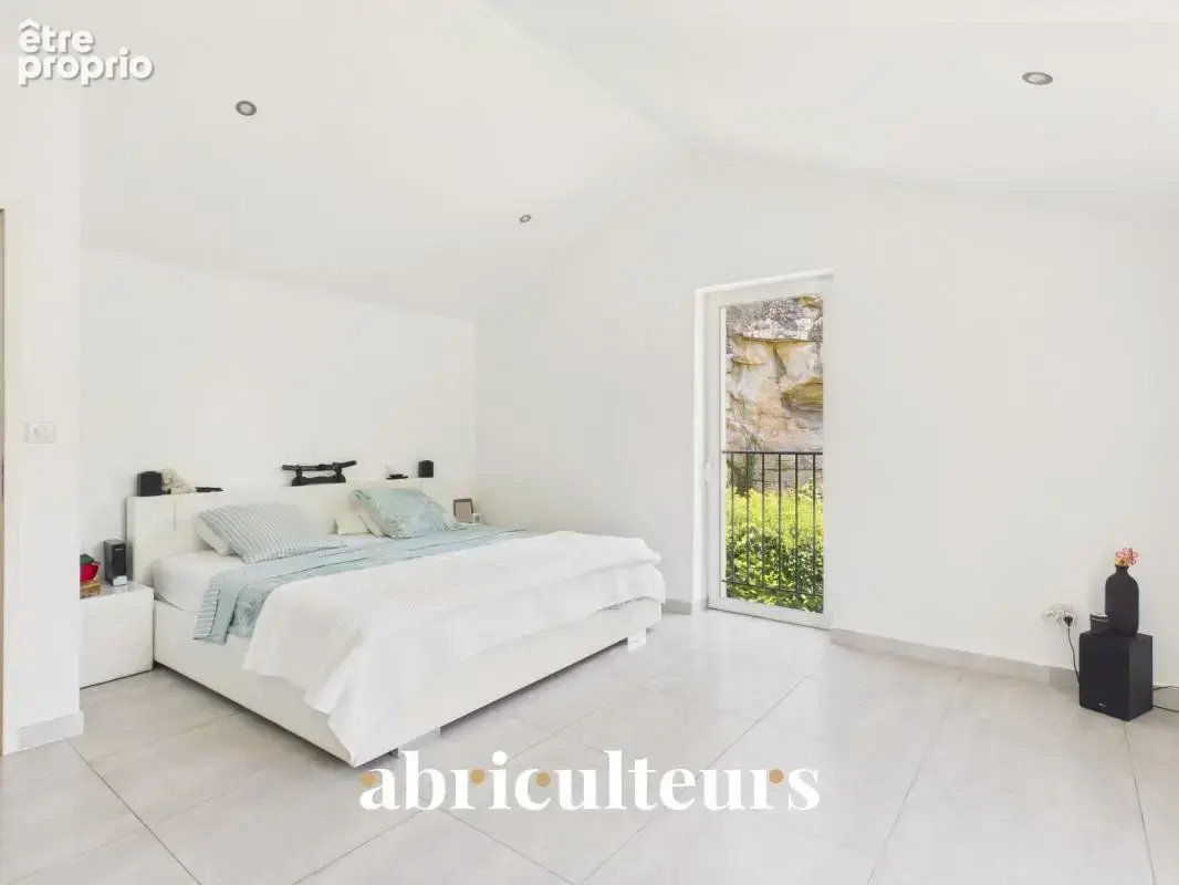 Mas provençal rénové de 249 m² avec dépendance en vente à Grans (13450) - photo 14