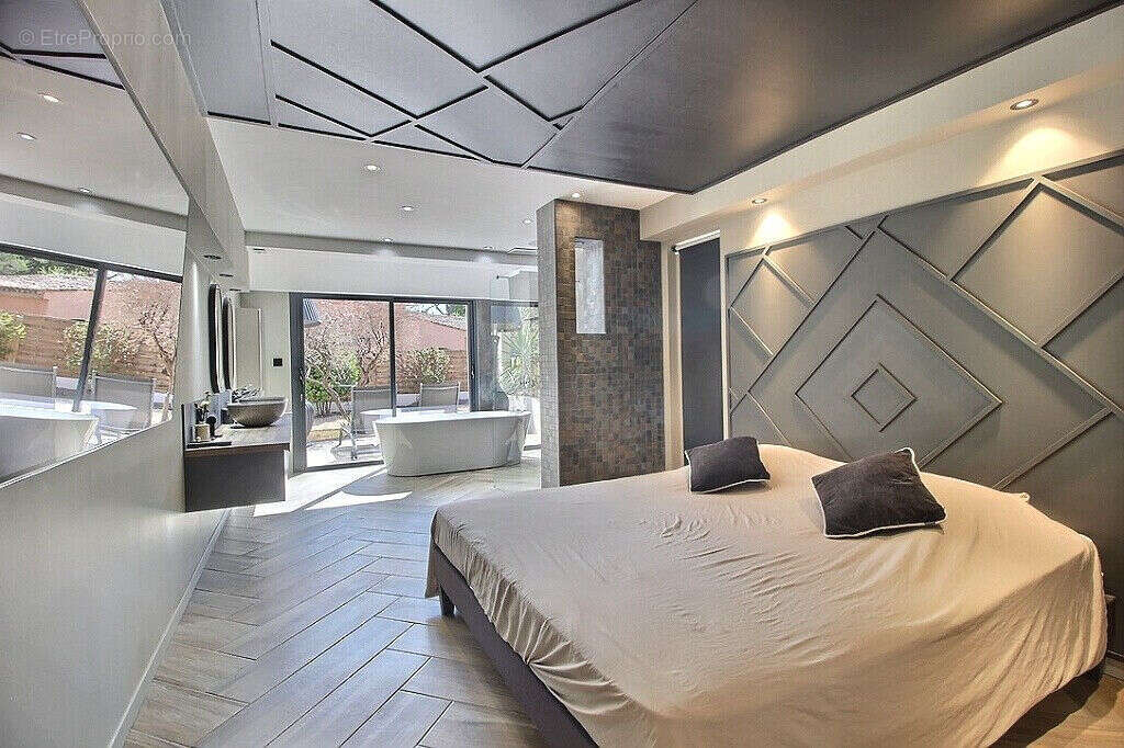 Maison à ROQUEBRUNE-SUR-ARGENS