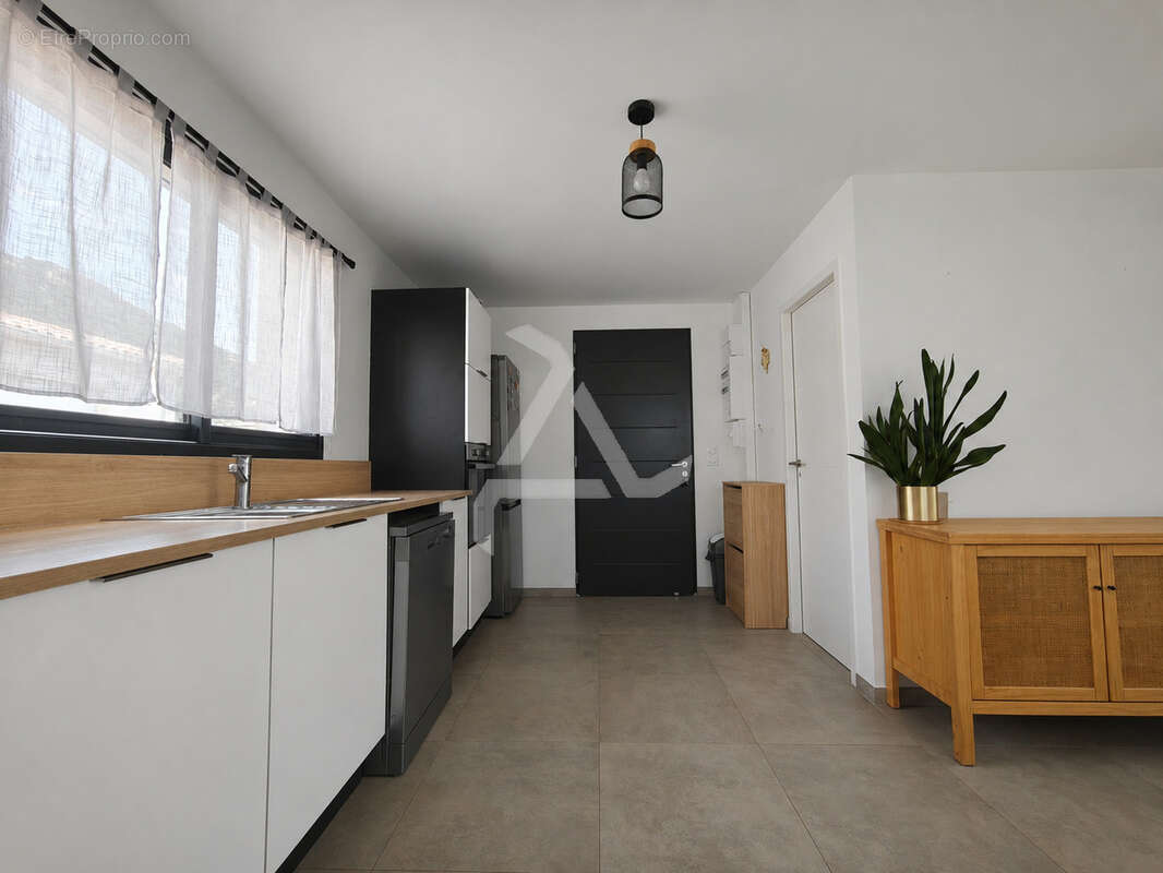 À proximité immédiate des plages et de l'aéroport de figari, maison récente avec 3 appartements - photo 7