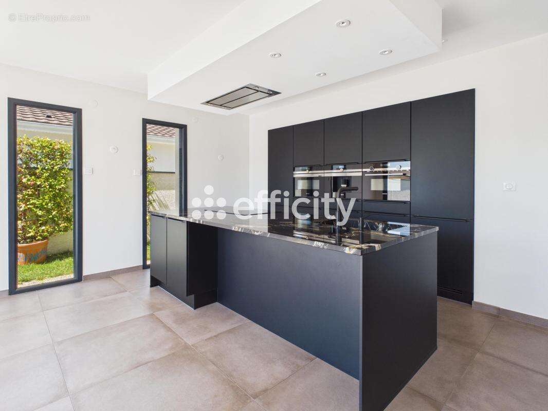 Maison 163 m² à Peronnas  - photo 11