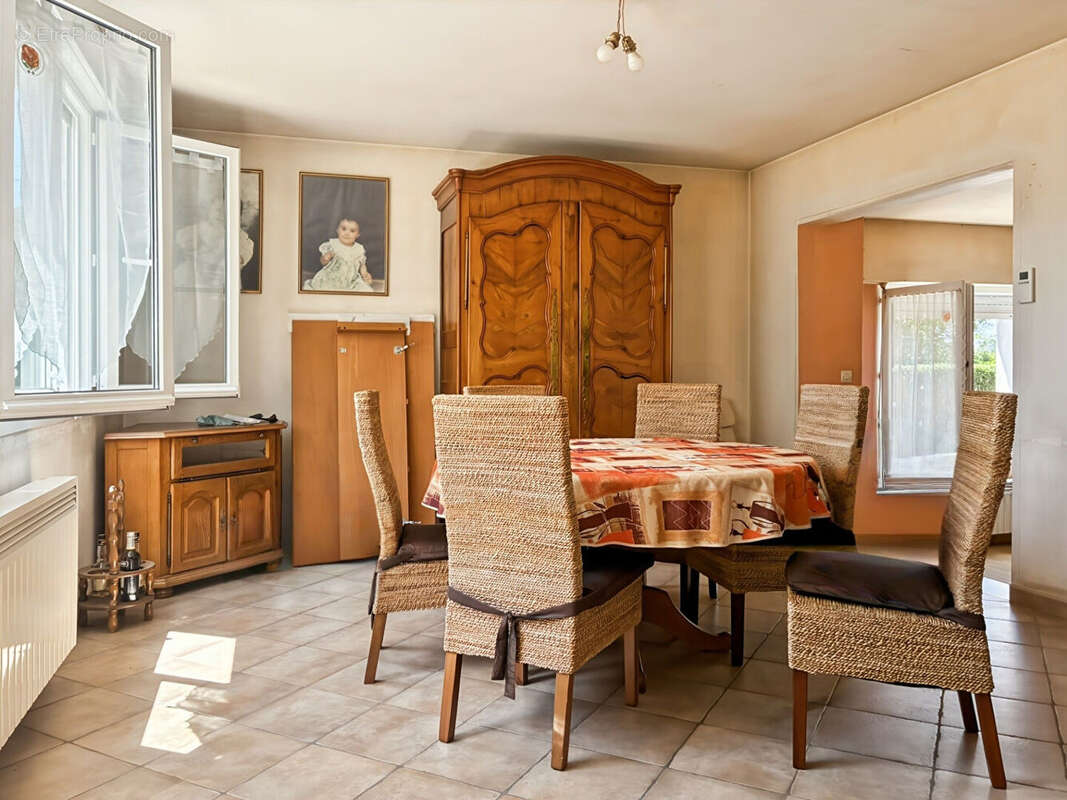 EN EXCLUSIVITÉ - Maison de plain-pied à Feins - 85 m² -Panneaux photovoltaïques, Terrain 7 300 m² , Dépendances - photo 2