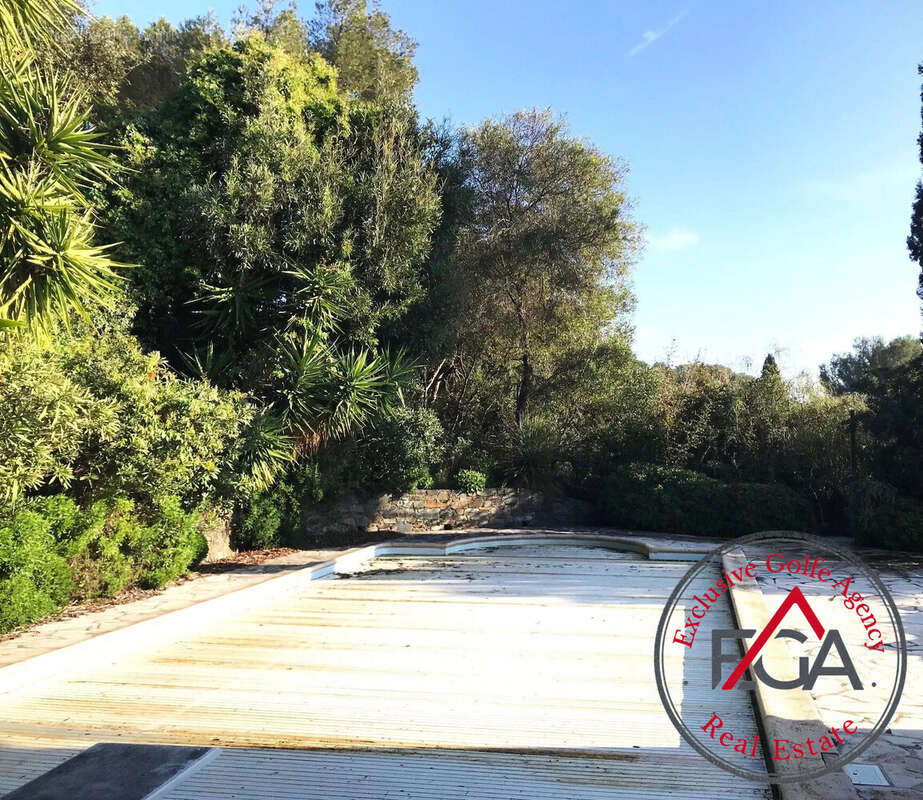 Piscine en état actuel - Maison à LA CROIX-VALMER