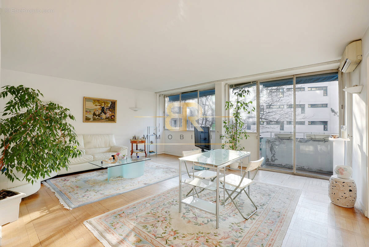Appartement à PARIS-16E
