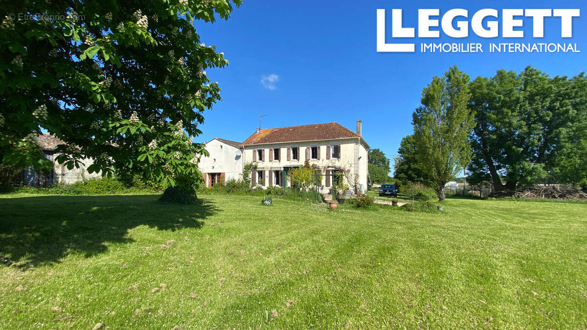 Charmante ferme de 4 chambres avec grande grange et vue fabuleuse sur la campagne - photo 2