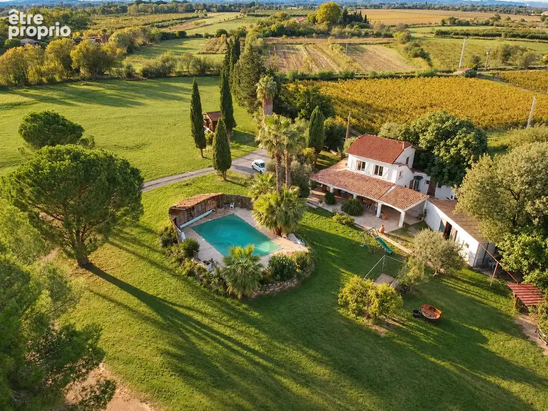 Vend propriété sud de la France à Agde, proche de la mer, villa 3chambres, garages, piscine et grand terrain - photo 1