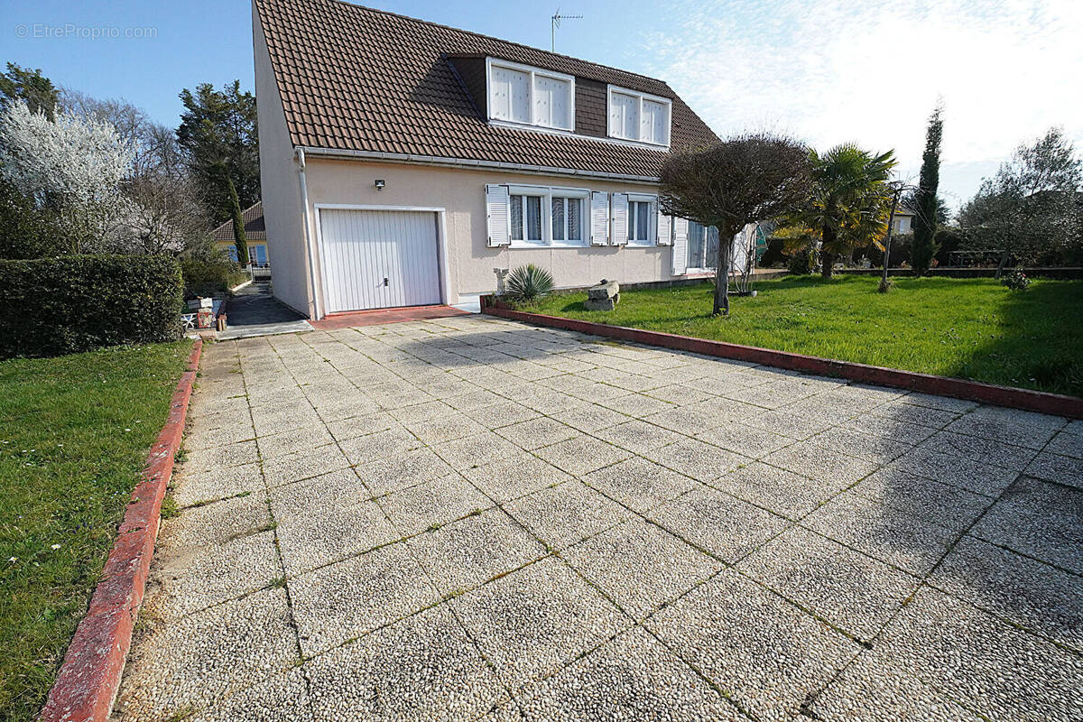 Maison à YVRE-L'EVEQUE