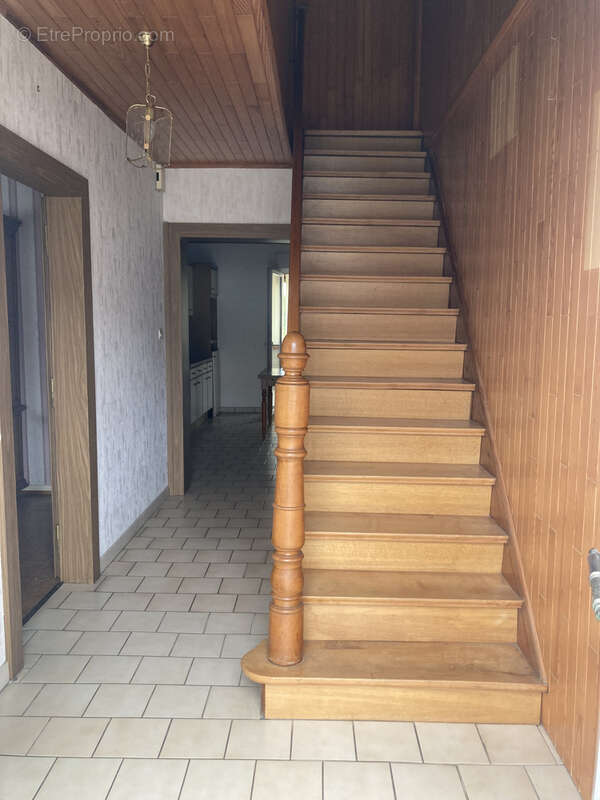 Maison familiale de 130 m2   4 chambres, double garage et terrain - photo 4