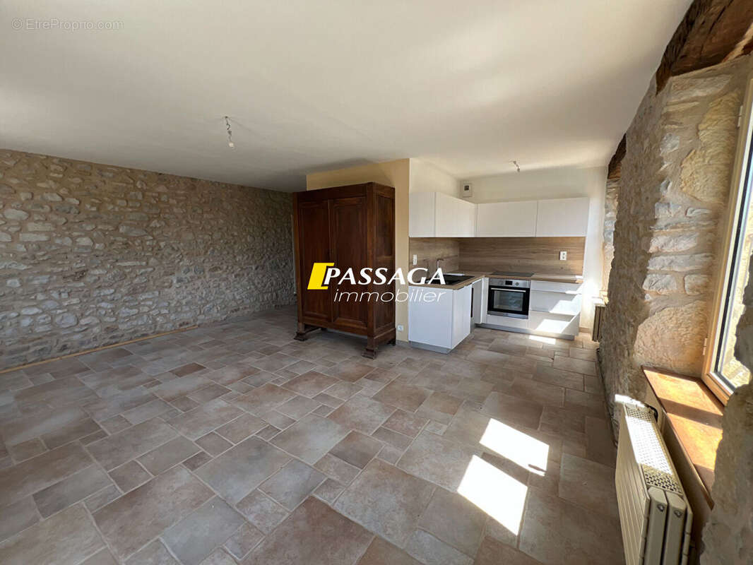 A VENDRE - Bel immeuble de rapport (4 appartements) avec terrain attenant - LAISSAC - photo 8