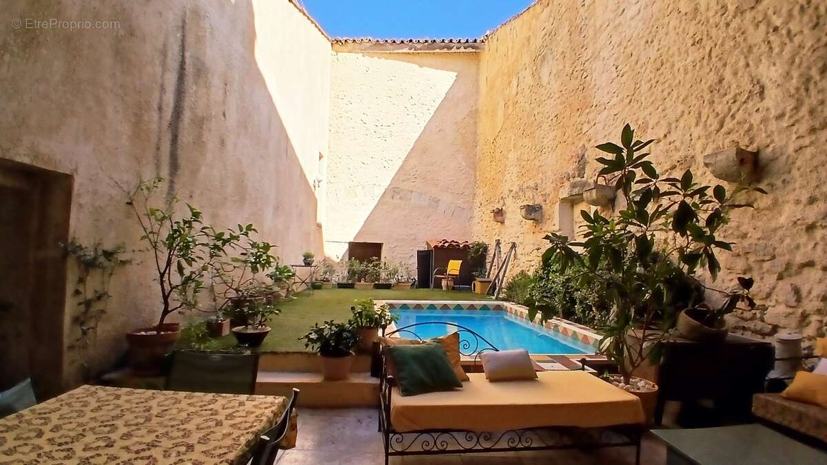 Elégante maison de Maître avec cour et piscine. - photo 6