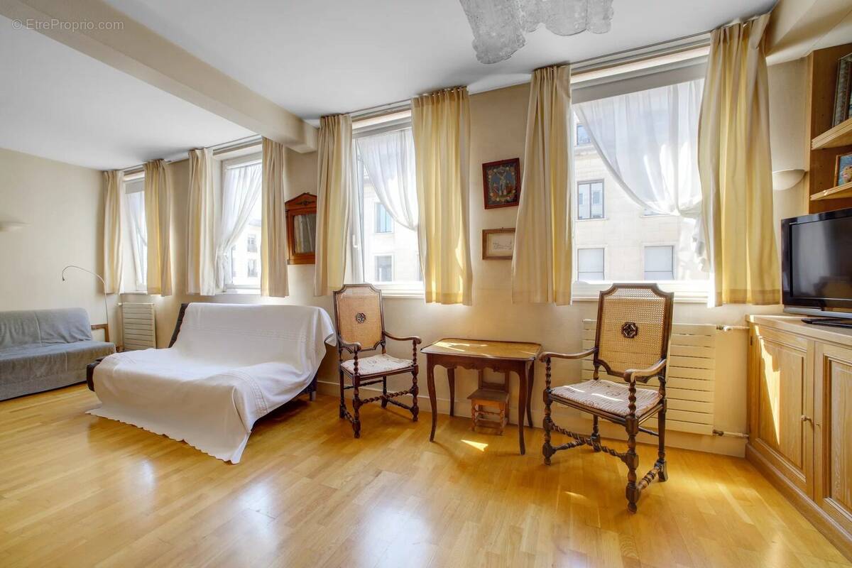 Appartement à PARIS-1E