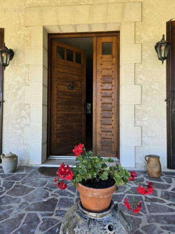 Maison à MONTMOREAU-SAINT-CYBARD