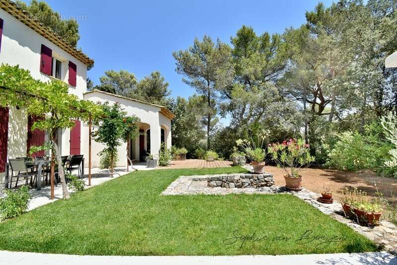 Maison à vendre 7 pièces SAINT MARC JAUMEGARDE (13), de 140 m² sur plus de 1 400 m², 4 chambres, au calme - photo 4
