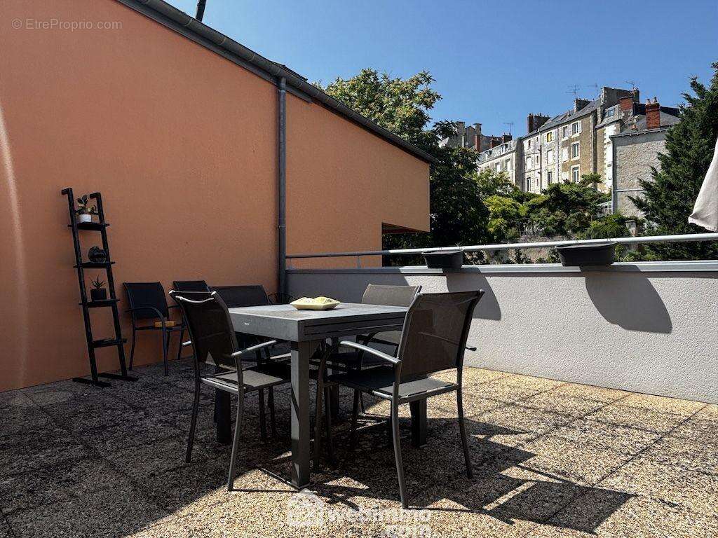 L'ensemble ouvre sur une terrasse généreuse de 34 m2