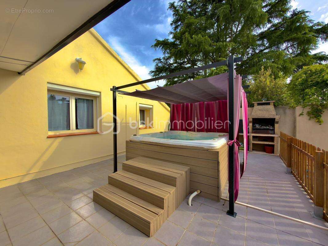SORGUES – Maison familiale de 150 m² – Autonomie en eau et en électricité – Piscine, spa, suite parentale et fort potentiel d'év - photo 20