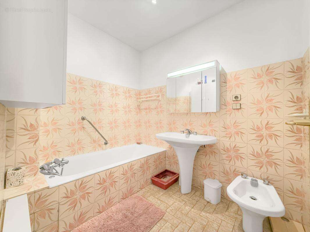 Appartement à SAINT-LAURENT-DU-VAR