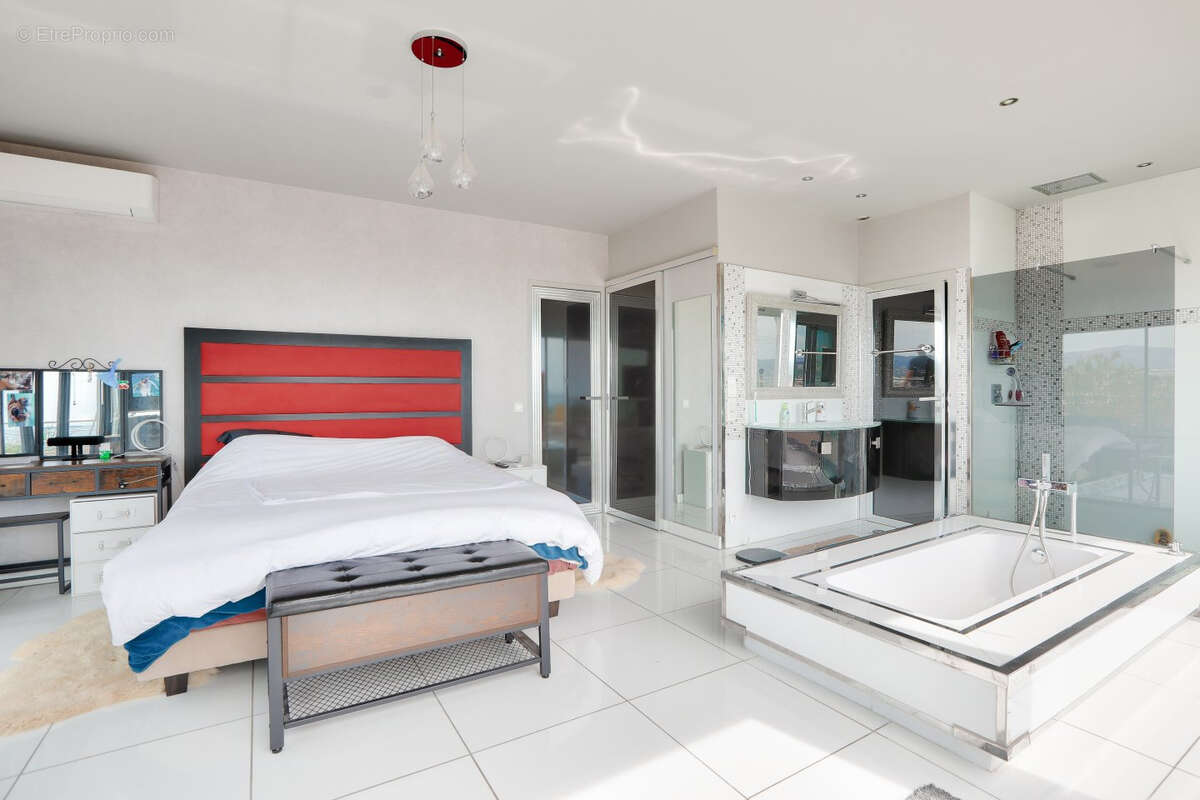 Maison à SAINT-LAURENT-DU-VAR