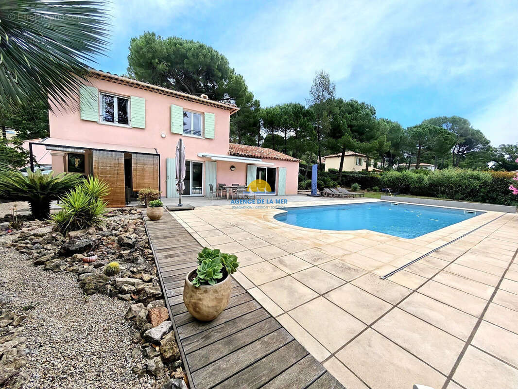 Maison à BAGNOLS-EN-FORET
