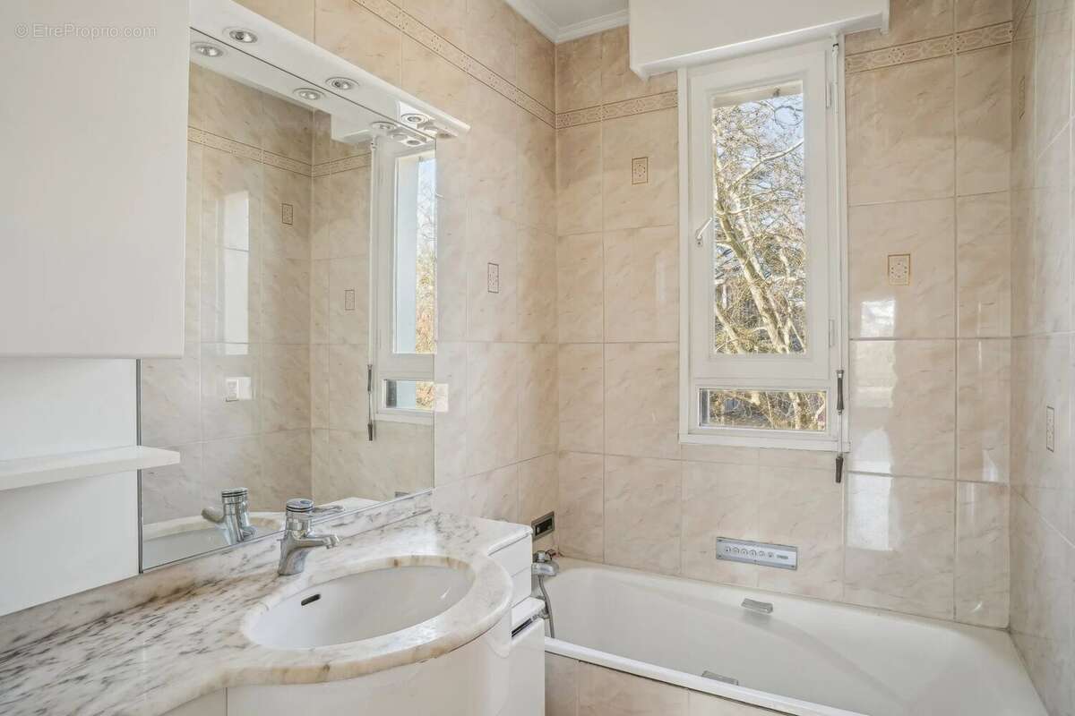 Appartement à CHARBONNIERES-LES-BAINS