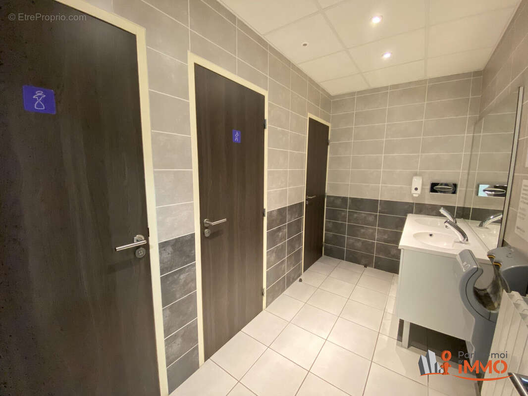 Commerce à VAULX-MILIEU