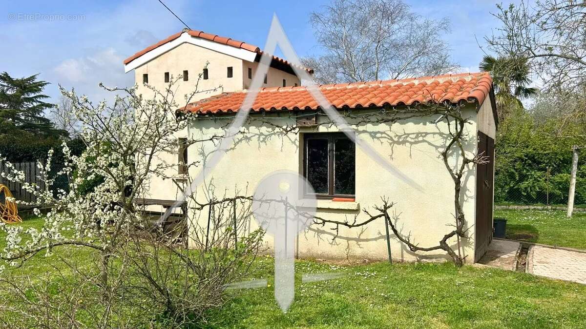 Maison à LAVERNOSE-LACASSE