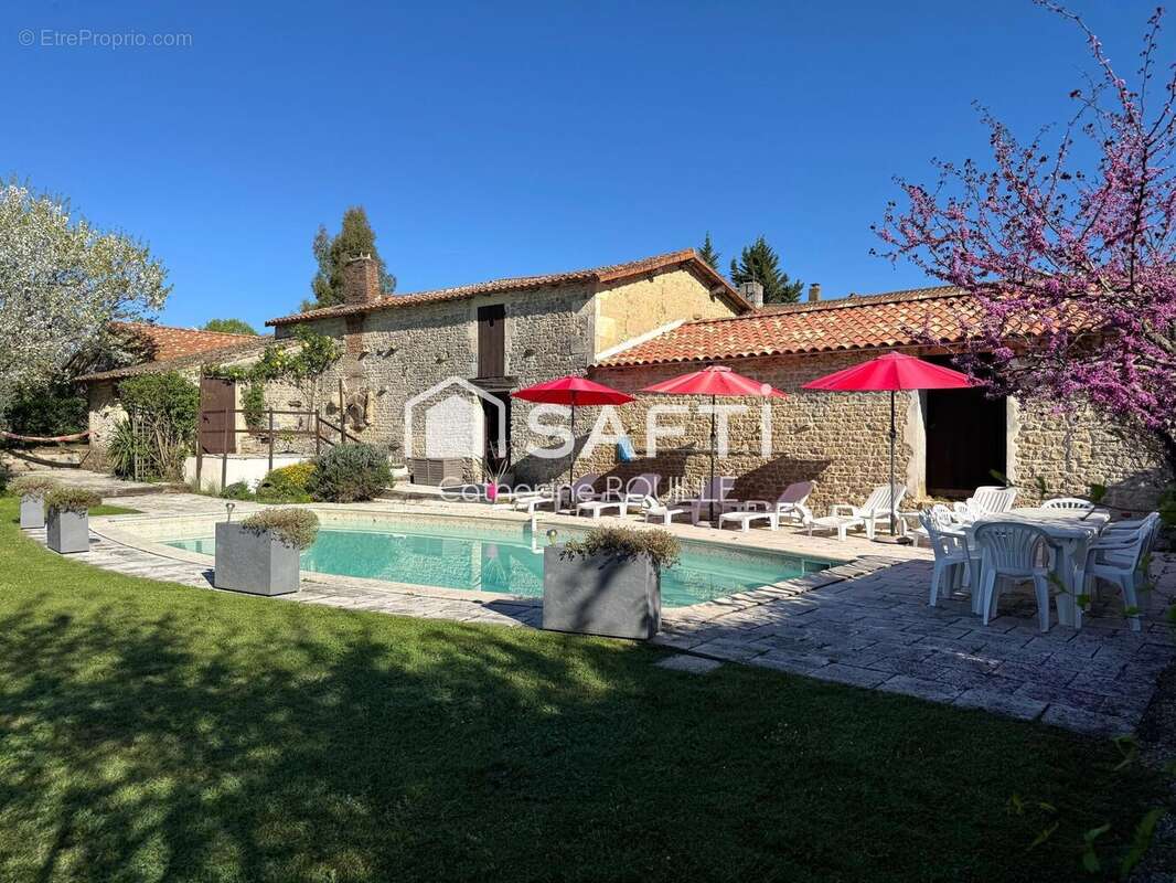Maison 223 m² à Saint-Christophe-Sur-Roc  - photo 2